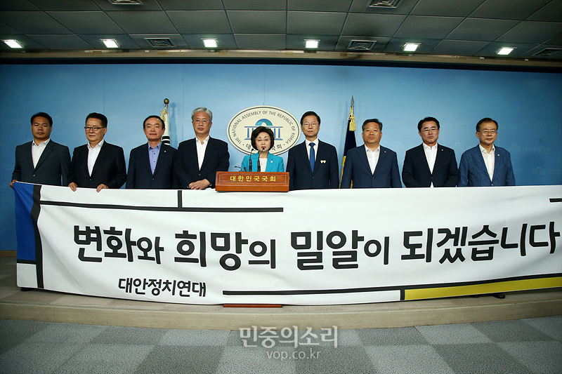 민주평화당 비당권파인 유성엽, 박지원 의원 등 대안정치연대 소속 의원들이 12일 국회 정론관에서 탈당 기자회견을 하고 있다. 2019.08.12