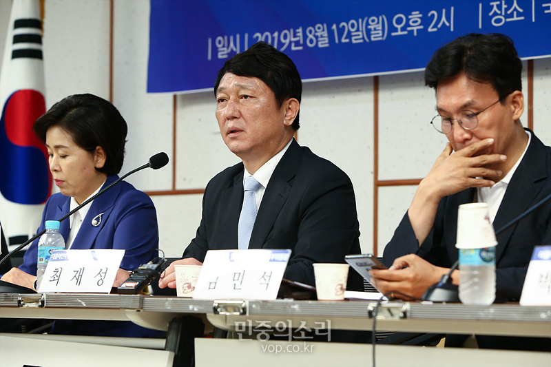 더불어민주당 최재성 일본경제침략대책특별위원회 위원장이 12일 국회 의원회관에서 한국 주재 일본 언론 기자간담회를 하고 있다. 2019.08.12