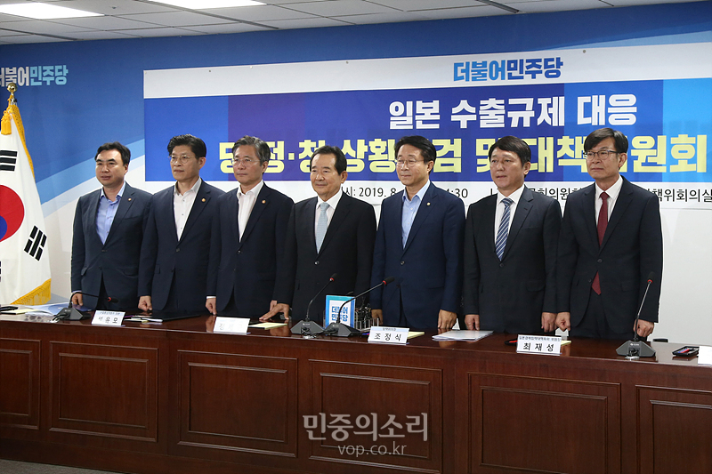 정세균 더불어민주당 부품·소재·장비·인력 발전 특별위원장과 성윤모 산업통상자원부 장관, 김상조 청와대 정채실장 등이 13일 국회 의원회관에서 열린 ‘일본수출규제 대응 당정청 상황점검 및 대책위원회 1차 회의’에 앞서 기념촬영하고 있다. 2019.08.13