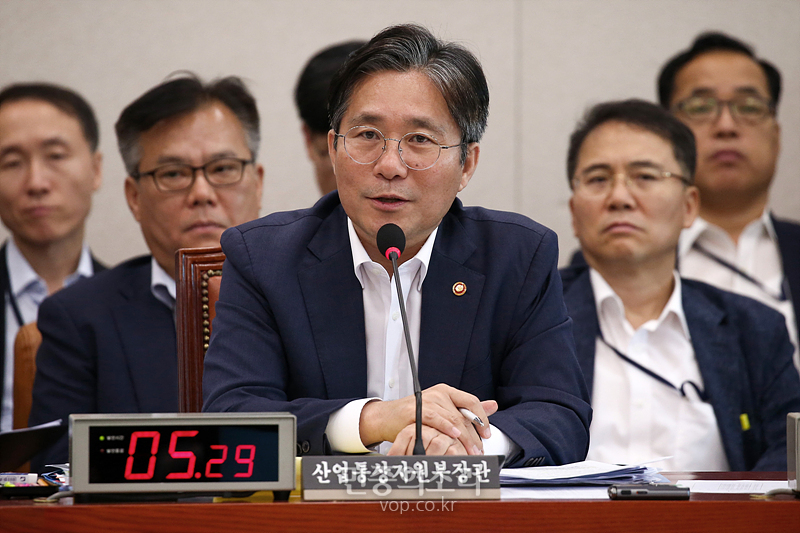 성윤모 산업통상자원부 장관이 14일 국회에서 열린 산업통상자원중소벤처기업위원회 전체회의 일본 정부의 수출규제 강화조치 현황 및 대응과 관련 현안보고에 출석해 답변하고 있다. 2019.08.14