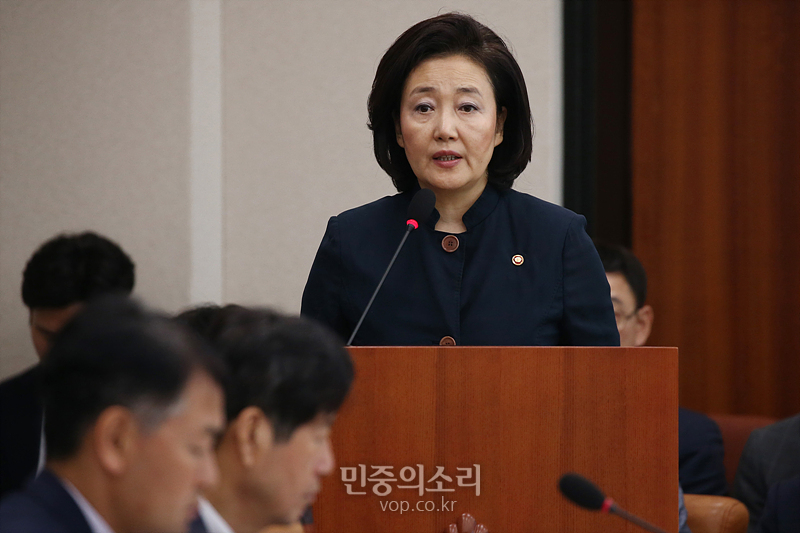 박영선 중소벤처기업부 장관이 14일 국회에서 열린 산업통상자원중소벤처기업위원회 전체회의에 출석해 일본 정부의 수출규제 강화조치 현황 및 대응과 관련 현안보고를 하고 있다. 2019.08.14