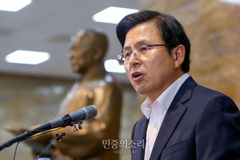 자유한국당 황교안 대표가 14일 국회 본청 로텐더홀에서 ‘오늘을 이기고 내일로 나아갑시다’ 대국민 담화를 발표하고 있다. 2019.08.14