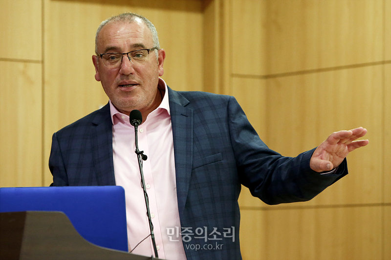 그린피스 수석 원자력 전문가 숀 버니 씨가 14일 국회 의원회관에서 열린 ‘후쿠시마 오염수의 문제점과 진실 기자 간담회’에서 원자력 오염수에 대해서 경고하고 있다. 2019.08.14
