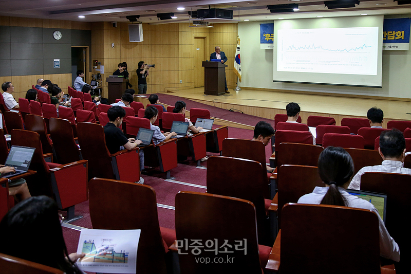 14일 국회 의원회관에서 열린 ‘후쿠시마 오염수의 문제점과 진실 기자 간담회’에서 그린피스 수석 원자력 전문가 숀 버니 씨가 후쿠시마 오염수에 대해서 경고하고 있다. 2019.08.14
