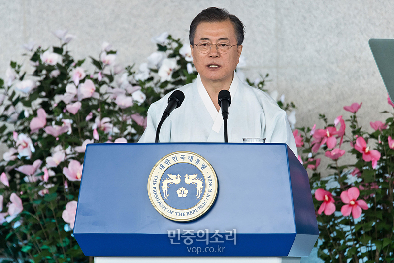 15일 오전 충남 천안 독립기념관에서 열린 제74주년 광복절 정부경축식에서 문재인 대통령이 경축사를 하고 있다.