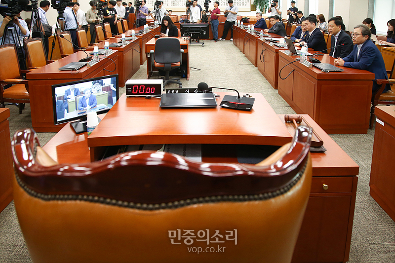 30일 국회에서 열린 법제사법위원회 전체회의가 자유한국당 의원들의 불참 속에서 더불어민주당 의원들만이 남아 발언하고 있다. 2019.08.30