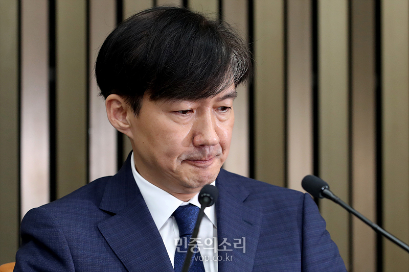 조국 법무부 장관 후보자가 2일 국회에서 열린 기자간담회에서 자녀에 대한 이야기를 하며 감정을 추스르고 있다. 2019.09.02