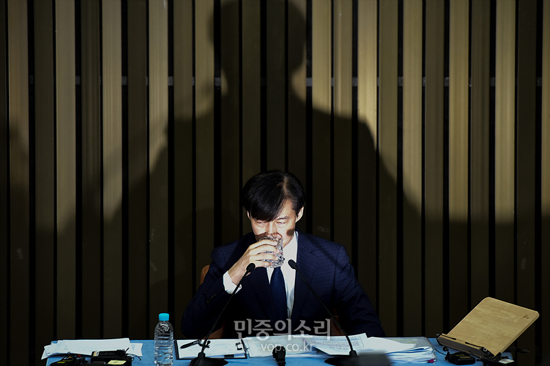 조국 법무부 장관 후보자가 2일 국회에서 열린 대국민 기자회견에서 물을 마시고 있다. 2019.09.02