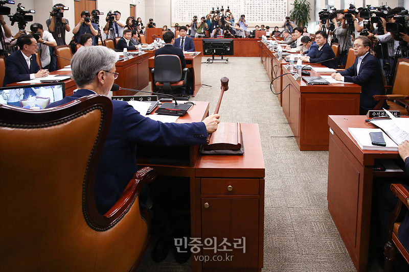 5일 국회에서 열린 법제사법위원회 전체회의에서 여상규 위원장이 조국 법무부 장관 후보자 인사청문회 계획서와 증인·참고인 명단을 채택하며 의사봉을 두드리고 있다. 2019.09.05