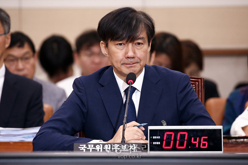 조국 법무부 장관 후보자가 6일 국회 법제사법위원회 전체회의실에서 열린 인사청문회에 출석해 입술을 굳게 다문 채 질의를 듣고 있다. 자료사진.