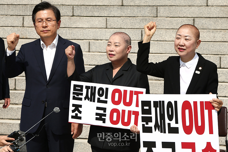 자유한국당 황교안 대표가 11일 국회 본청 앞에서 열린 박인숙 의원의 삭발 기자회견에서 구호를 외치고 있다. 2019.09.11