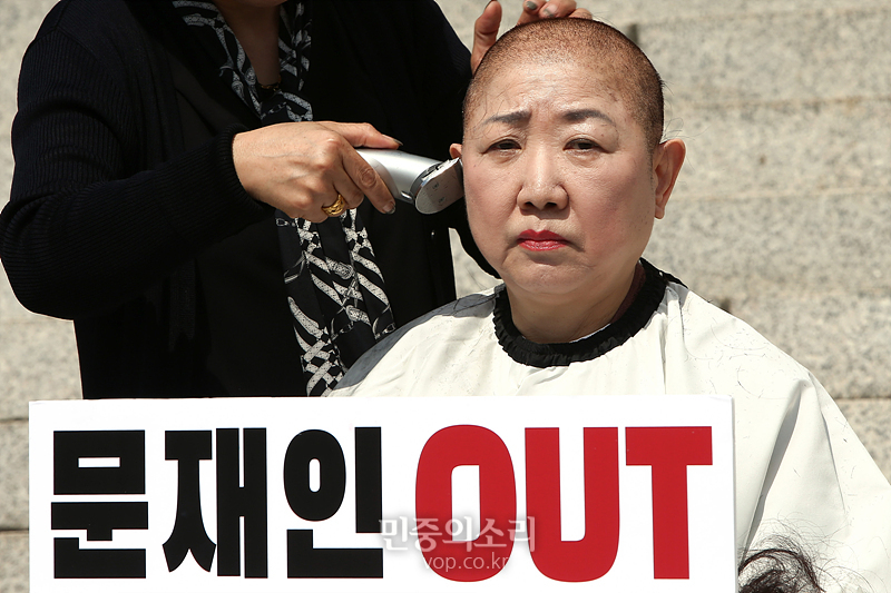 자유한국당 박인숙 의원이 11일 국회 본청 앞에서 조국 법무부 장관 임명을 반대하며 삭발을 하고 있다. 2019.09.11