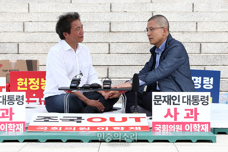 자유한국당 황교안 대표가 17일 국회에서 조국 법무부 장관 사퇴를 촉구하며 단식농성을 하고 있는 이학재 의원 농성장을 방문해 격려하고 있다. 2019.09.17