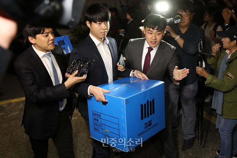검찰 관계자가 23일 서울 서초구 조국 법무부 장관 자택에서 압수수색을 마치고 압수한 물품을 들고 나오고 있다. 2019.09.23