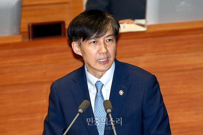 조국 법무부 장관이 26일 국회 본회의장에서 열린 대정부질문에 출석해 의원들 질의에 답변하고 있다. 2019.09.26