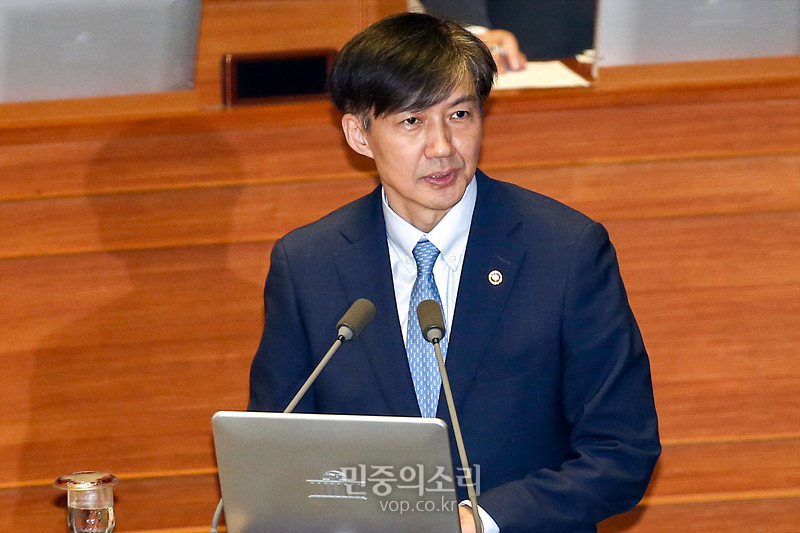 조국 법무부 장관이 26일 국회 본회의장에서 열린 대정부질문에 출석해 의원들 질의에 답변하고 있다.