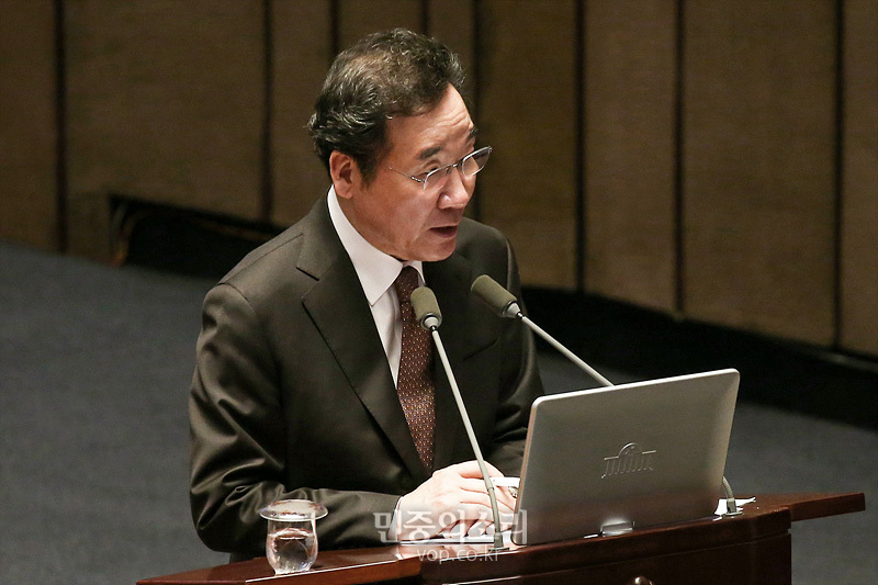 이낙연 국무총리가 30일 국회에서 열린 경제분약 대정부질문에 출석해 의원들 질의에 답변하고 있다.