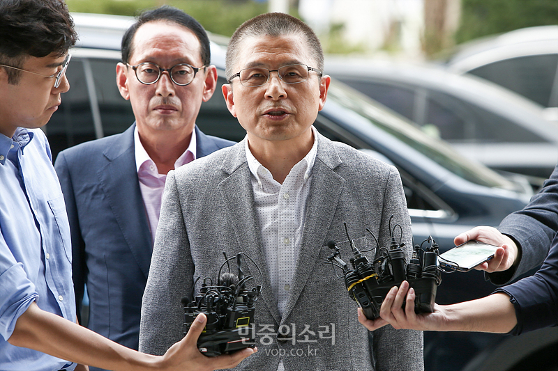 자유한국당 황교안 대표가 1일 서울 양천구 남부지방검찰청에 국회에서 발생한 패스스트랙 과정의 여야 충돌과 관련해 출석하며 취재진의 질문에 답변하고 있다. 2019.10.01