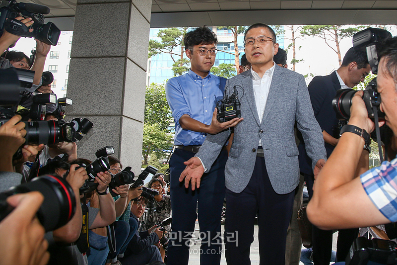 자유한국당 황교안 대표가 1일 서울 양천구 남부지방검찰청에 패스스트랙 과정의 여야 충돌과 관련해 출석하고 있다. 2019.10.01