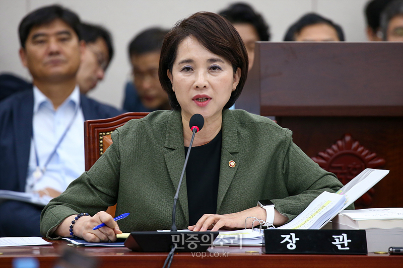 유은혜 사회부총리 겸 교육부 장관이 2일 국회에서 열린 교육위원회 국정감사에 출석해 의원들 질의에 답변하고 있다. 2019.10.02
