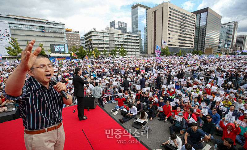 자유한국당 황교안 대표가 3일 서울 광화문 세종문화회관 앞에서 열린 '문재인 정권의 헌정유린 중단과 위선자 조국 파면 촉구 광화문 규탄대회'에서 발언하고 있다. 2019.10.03