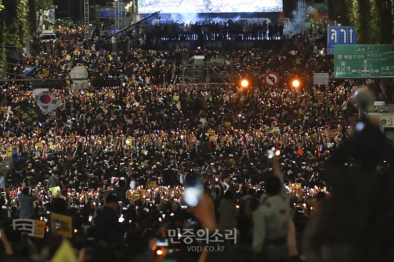5일 서울 서초동 대검찰청 일대에서 열린 제8차 사법적폐 청산을 위한 검찰개혁 촛불문화제에서 시민들이 검찰개혁을 촉구하고 있다. 2019.10.05