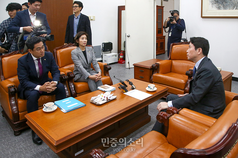 지난 7일 국회에서 여야 교섭단체 3당 원내대표가 회동하고 있다. 왼쪽부터 오신환 바른미래당, 나경원 자유한국당, 이인영 더불어민주당 원내대표. 2019.10.07