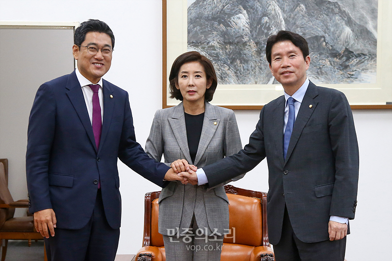 7일 국회에서 여야 교섭단체 3당 원내대표가 회동에 앞서 기념촬영하고 있다. 왼쪽부터 오신환 바른미래당, 나경원 자유한국당, 이인영 더불어민주당 원내대표. 2019.10.07