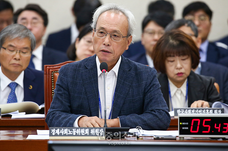 문성현 경제사회노동위원회 위원장이 8일 국회에서 열린 국정감사에 출석해 의원들 질의에 답변하고 있다. 2019.10.08