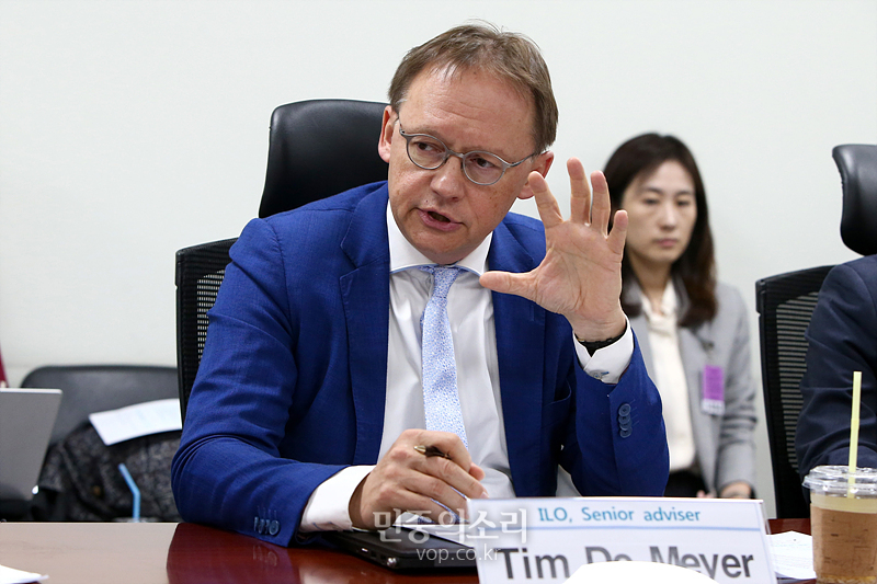 ILO 팀 드 메이어(Tim De Meyer)가 지난해 10월 16일 국회 의원회관 간담회실에서 열린 ‘ILO 팀 드 메이어(Tim De Meyer) 국회 초청 간담회’에서 발언하고 있다. 2019.10.16