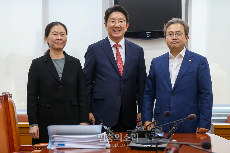 더불어민주당 송기현 의원(오른쪽부터), 자유한국당 권성동 의원, 바른미래당 권은희 의원이 23일 국회 법사위원회 소회의실에서 검찰개혁 법안 실무회의에 앞서 기념촬영하고 있다. 2019.10.23