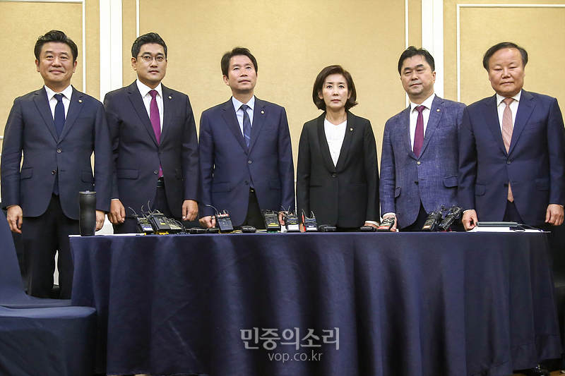 여야 교섭단체 3당 원내대표들과 대표 의원들이 23일 국회 귀빈식당에서 열린 3+3 회동에 앞서 기념촬영하고 있다. 왼쪽부터 유의동 바른미래당 의원, 오신환 바른미래당 원내대표, 이인영 더불어민주당 원내대표, 나경원 자유한국당 원내대표, 김종민 더불어민주당 의원, 김재원 자유한국당 의원. 2019.10.23