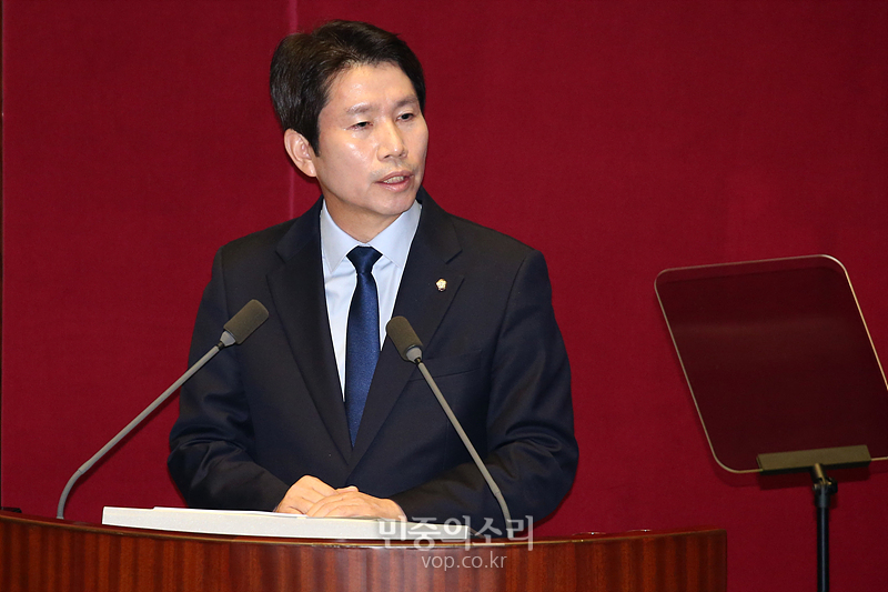 더불어민주당 이인영 원내대표가 28일 국회 본회의장에서 교섭단체대표연설을 하고 있다. 2019.10.28