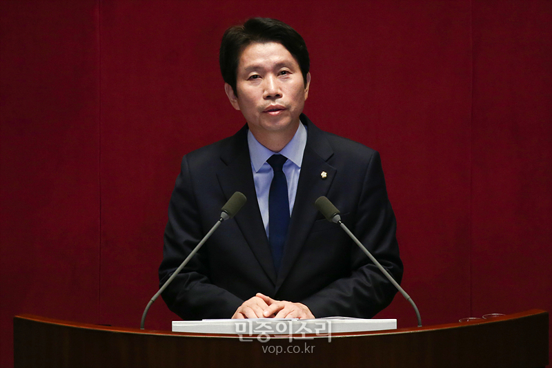 더불어민주당 이인영 원내대표가 28일 국회 본회의장에서 교섭단체대표연설을 하고 있다. 2019.10.28