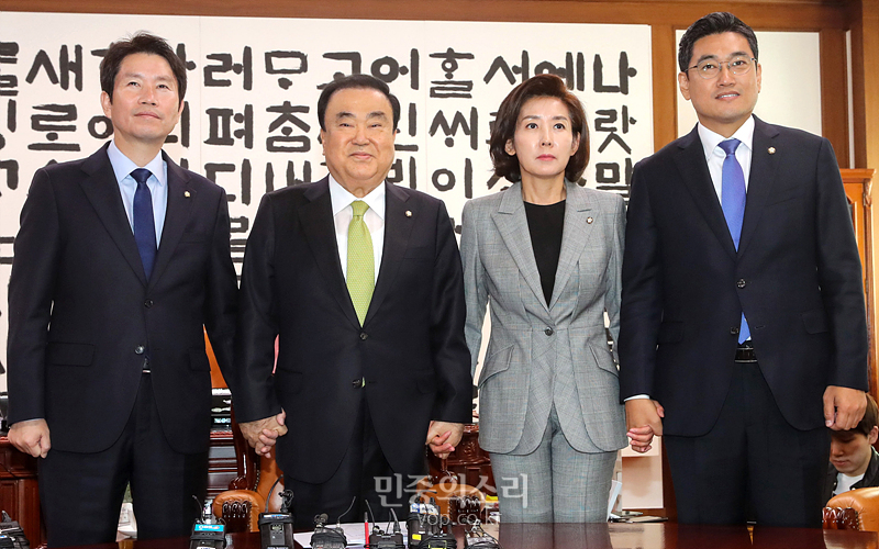 문희상 국회의장과 여야 3당 원내대표들이 28일 국회 의장실에서 회동에 앞서 기념 촬영을 하고 있다. 왼쪽부터 더불어민주당 이인영 원내대표, 문 의장, 자유한국당 나경원 원내대표, 바른미래당 오신환 원내대표. 2019.10.28
