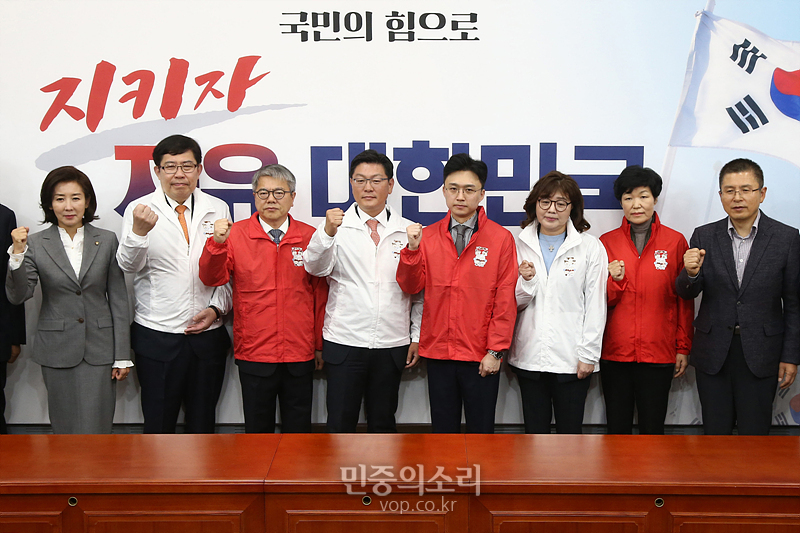 자유한국당 황교안 대표와 나경원 원내대표가 31일 국회에서 열린 ‘제1차 자유한국당 영입인재 환영식’에서 영입 인사들과 파이팅을 외치고 있다. 왼쪽부터 나 원내대표, 윤창현 서울시립대 교수, 김용하 순천향대 교수, 김성원 전 두산중공업 부사장, 백경훈 청사진 공동대표, 양금희 여성유권자연맹회장, 이진숙 전 대전 MBC 사장, 황 대표. 2019.10.31