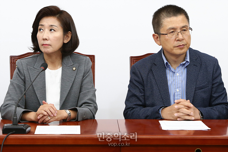 자유한국당 황교안 대표(오른쪽)와 나경원 원내대표(자료사진)