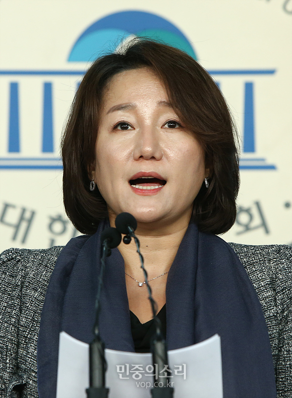 브리핑하는 이재정[포토] - 민중의소리