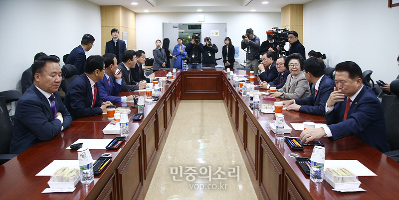 자유한국당 재선 의원들이 12일 국회 의원회관에서 보수통합과 당내 인적 쇄신 등에 대한 논의를 위한 긴급 회동을 하고 있다. 2019.11.12