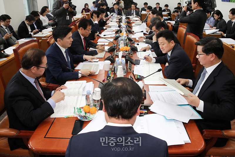12일 국회에서 김재원 예산결산특별위원회 위원장 주재로 예산소위가 진행되고 있다. 2019.11.12