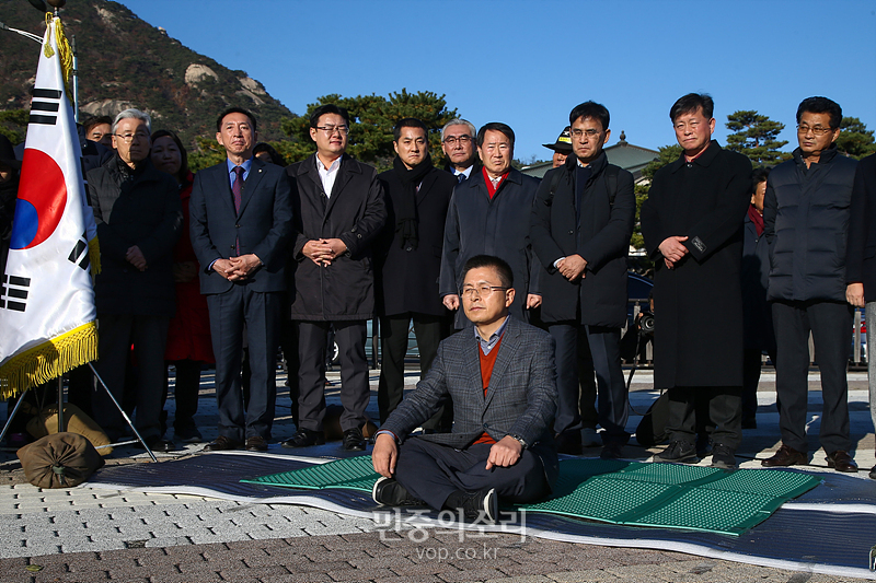 자유한국당 황교안 대표가 20일 청와대 분수대 광장 앞에서 대국민호소 발표 후 단식을 시작하고 있다. 2019.11.20