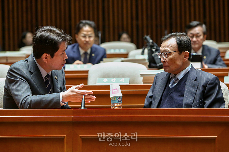 더불어민주당 이해찬 대표(오른쪽)와 이인영 원내대표. 자료사진.