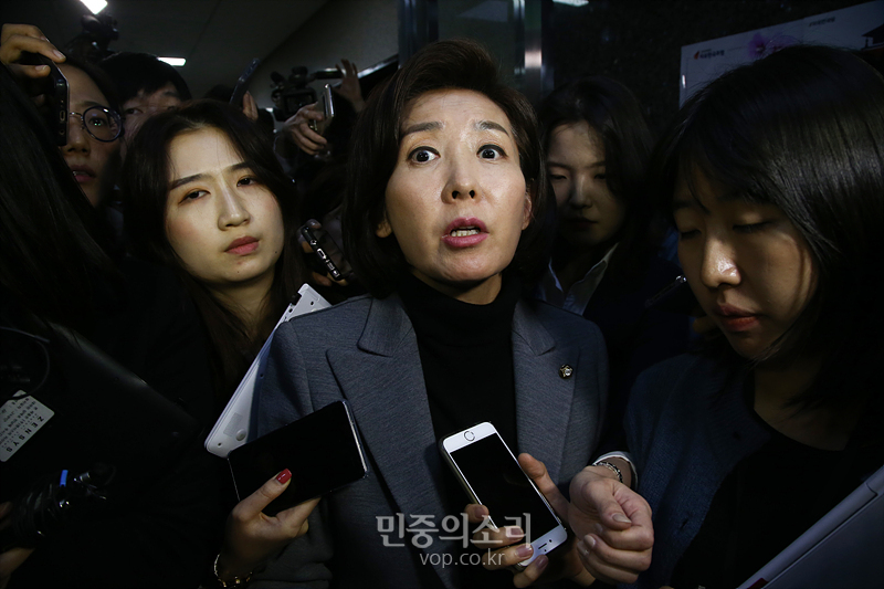 자유한국당 나경원 원내대표가 29일 국회에서 본회의에 유치원3법 상정 거부를 요구하고자 문희상 국회의장을 찾아가고 있다.