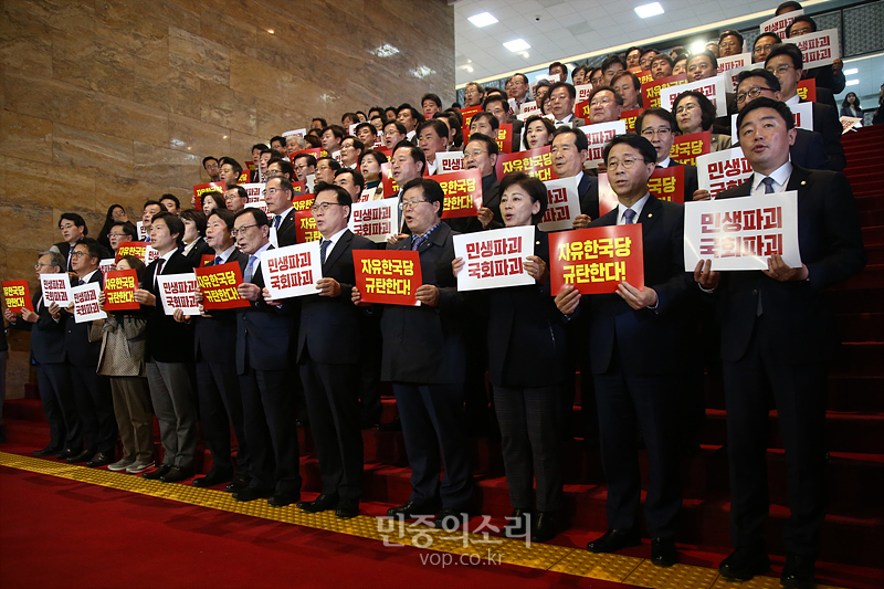 더불어민주당 이해찬 대표, 이인영 원내대표를 비롯한 소속 의원들이 29일 오후 서울 여의도 국회 본청 로텐더홀 앞 계단에서 ‘민생파괴! 국회파괴! 자유한국당 규탄대회’를 열고 구호를 외치고 있다.