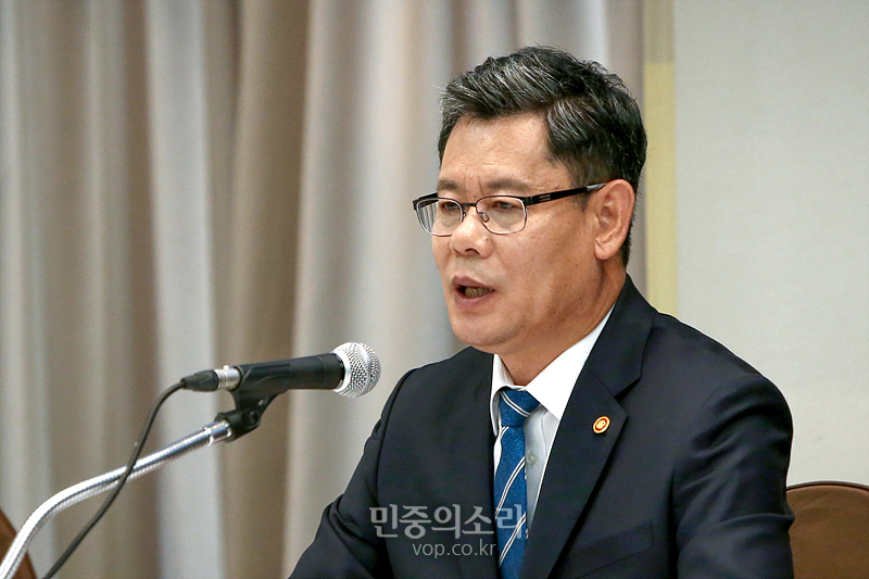 김연철 통일부 장관이 2일 서울 중구 프레스센터에서 열린 관훈토론회에서 참석자들의 질문에 답변하고 있다. 2019.12.02