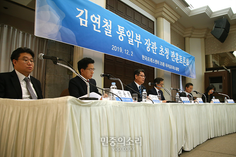 김연철 통일부 장관(왼쪽에서 세 번째)이 2일 서울 중구 프레스센터에서 열린 관훈토론회에서 참석자들의 질문에 답변하고 있다.