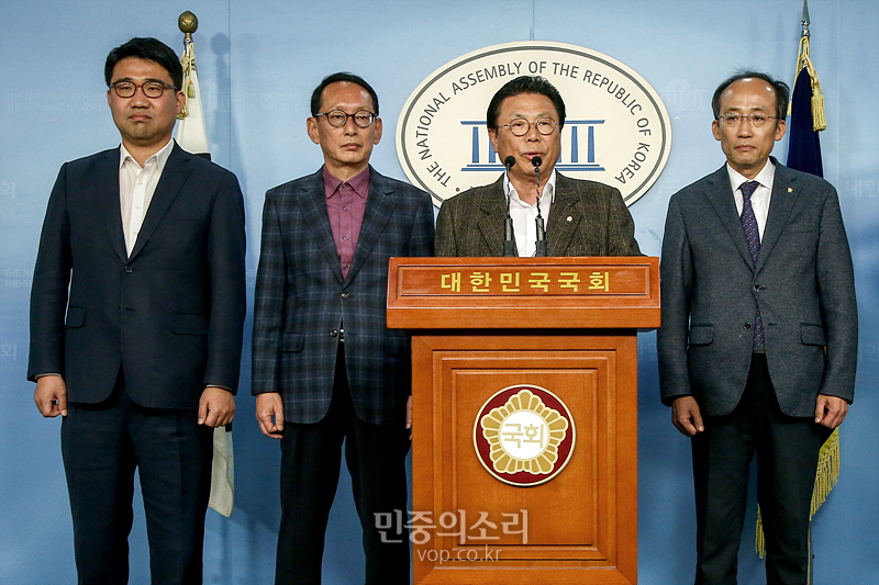 자유한국당 박맹우 사무총장(왼쪽 세 번째)과 당직자들이 2일 국회 정론관에서 전원 사퇴 기자회견을 하고 있다. 2019.12.02