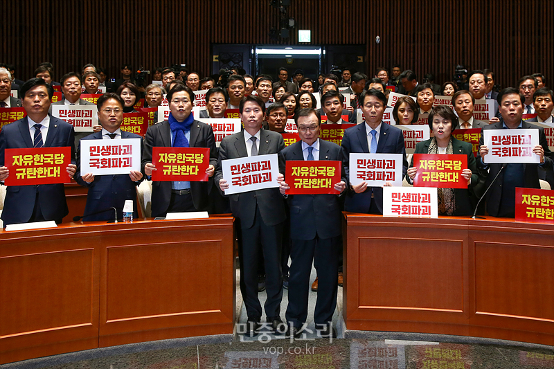 더불어민주당 이해찬 대표와 이인영 원내대표 등 소속 의원들이 2일 국회에서 열린 의원총회에서 필리버스터 신청으로 본회의 법안 심사를 막아 선 자유한국당을 규탄하는 피켓을 들고 구호를 외치고 있다.