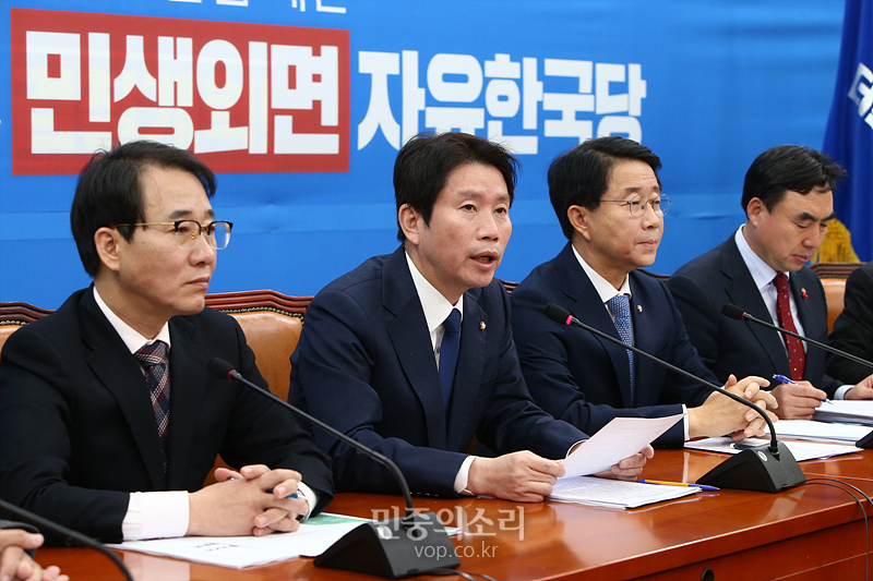 더불어민주당 이인영 원내대표가 3일 국회에서 열린 원내대책회의-상임위 간사단 연석회의에서 모두발언하고 있다. 2019.12.03