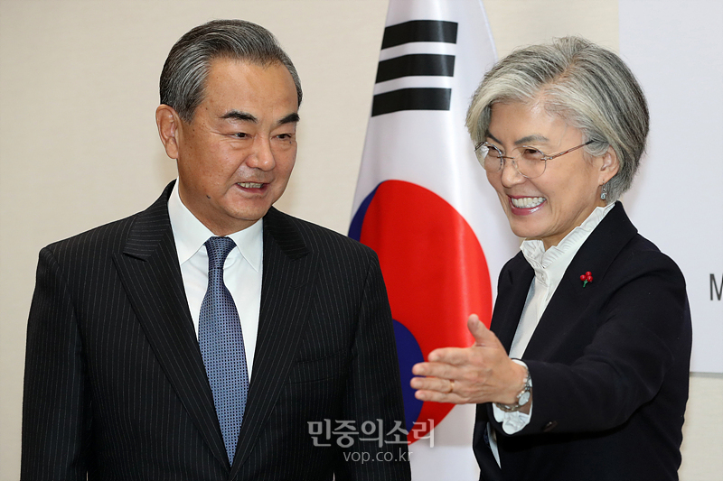 강경화 외교부 장관이 4일 오후 서울 세종대로 외교부 청사에서 왕이(王毅) 중국 외교 담당 국무위원 겸 외교부장과 회담에 앞서 기념촬영을 마친 뒤 자리를 안내하고 있다.